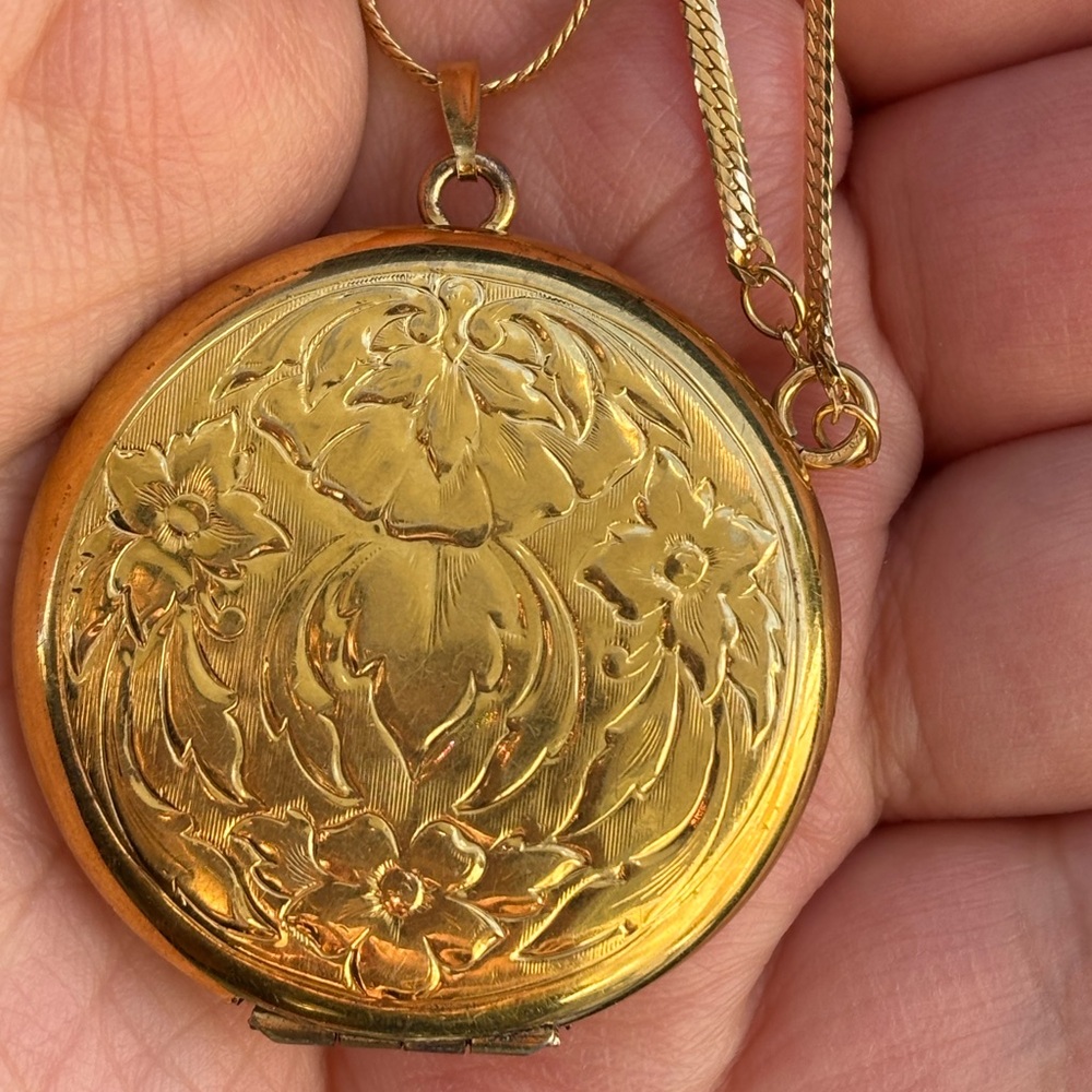 Vintage 12K Gold Filled Floral Engraved Round Locket Necklace 19 inches chain